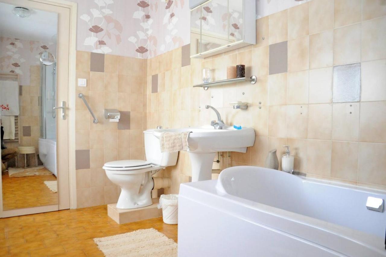 1 Bedroom House 20Min Walk To Centre In Турню Екстер'єр фото